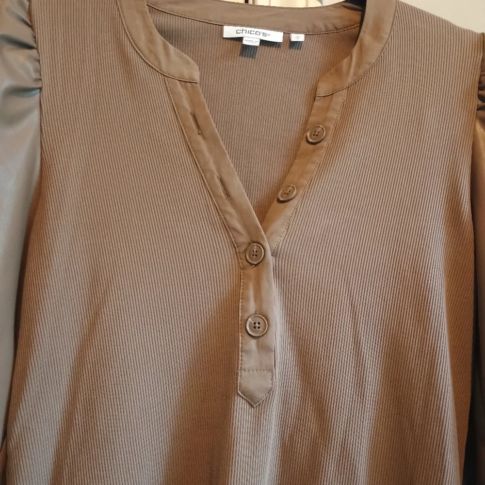 Chico's Women's Brown Mixed Media Blouse Size 0 (US Small) - Faux Leather Sleeve - Picture 6 of 13